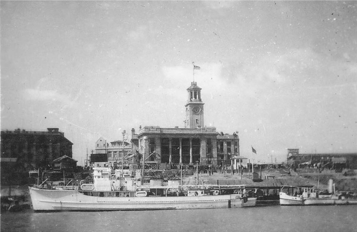 1932年從英國軍艦拍攝的漢口江漢關(guān) Hankow Customs House in Hankow Shot from British Warship in 1932.jpg